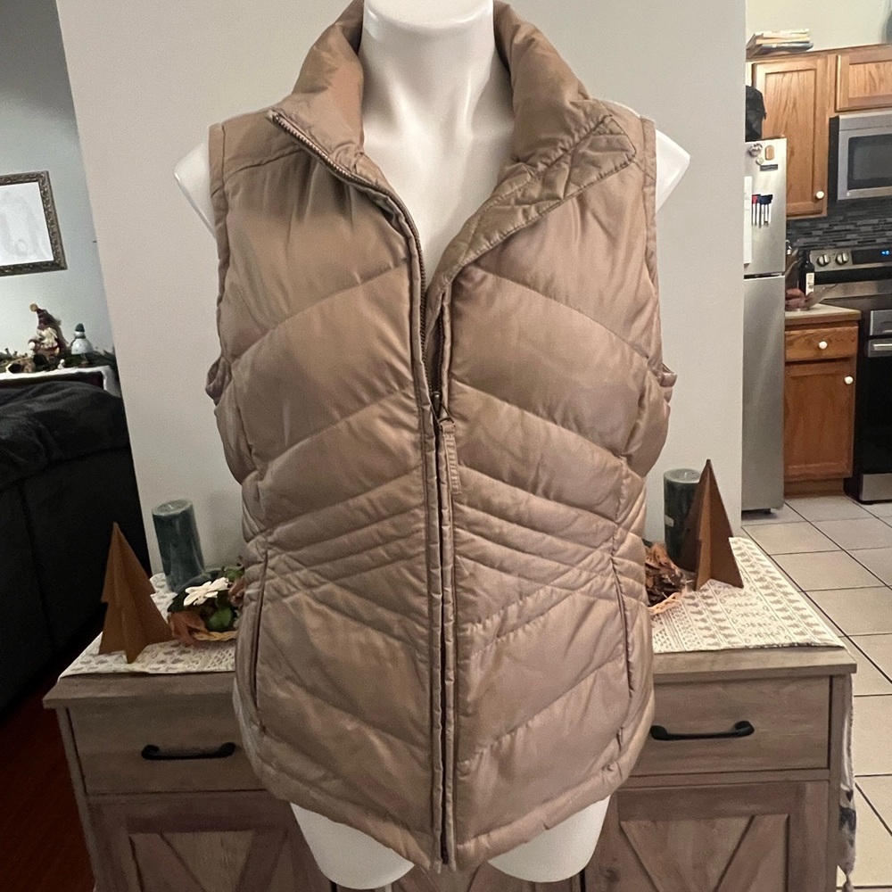 LOFT women’s fitted tan down puffer vest
